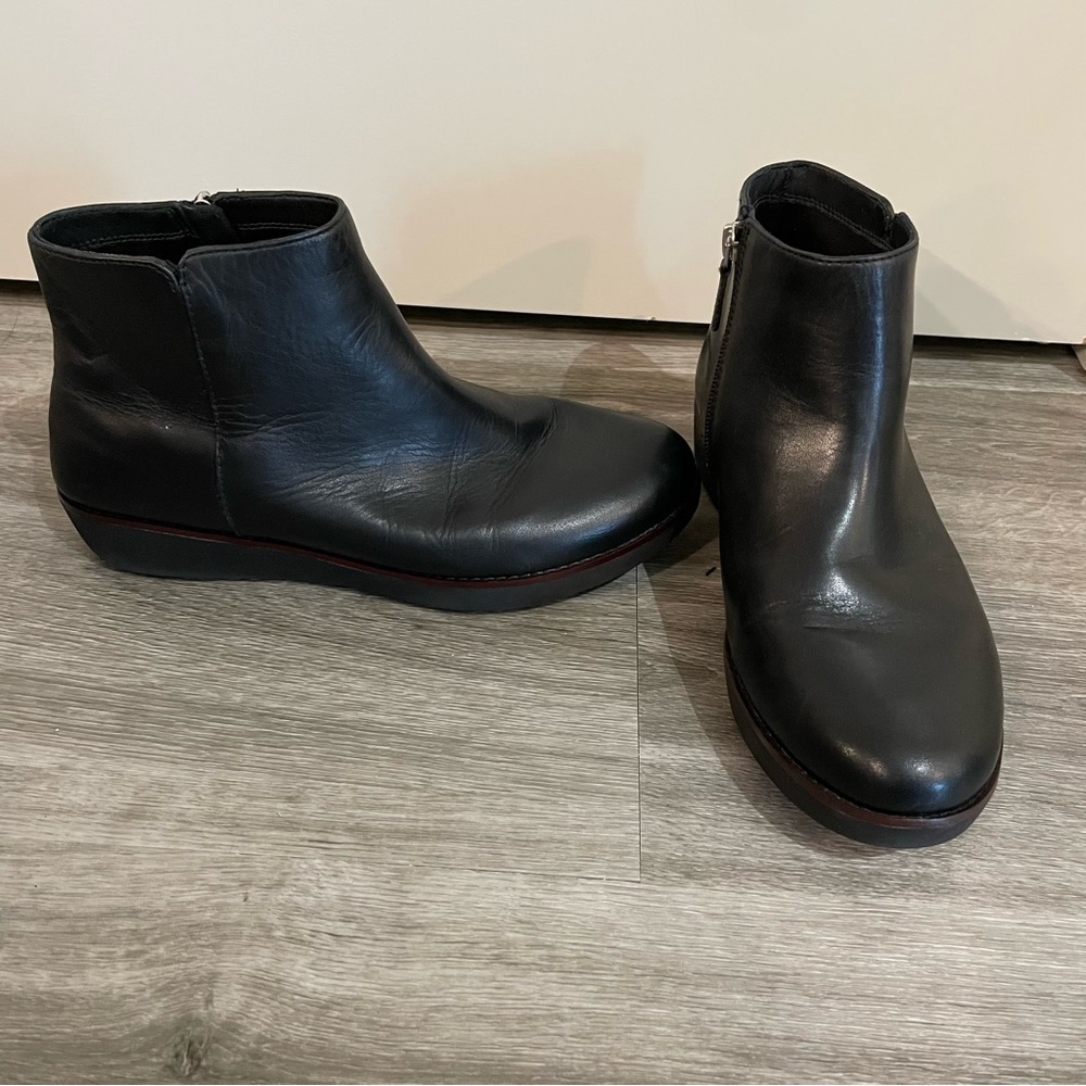 $180 Fit Flop Ziggy Ankle Boot Size 8
